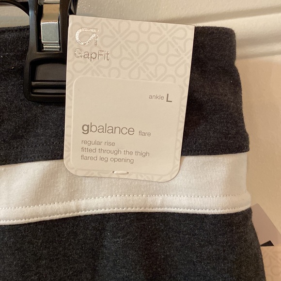 GapFit Women’s Athletic gbalance flare, regular rise, fitted through the… - Picture 2 of 10